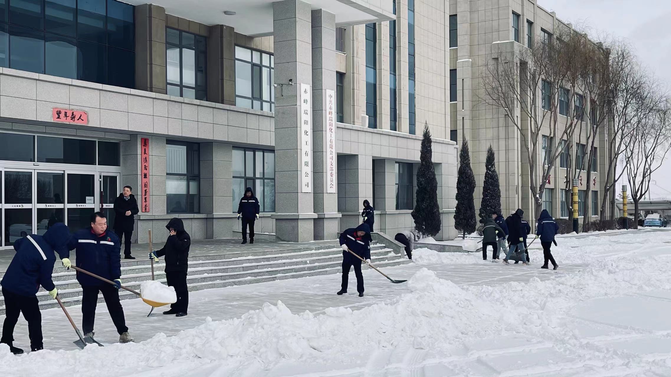 不畏嚴寒，除雪保安全出行