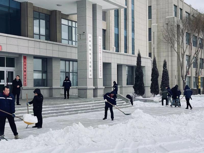 不畏嚴寒，除雪保安全出行